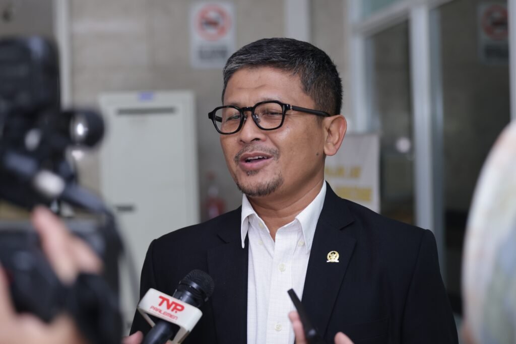 Amin AK Minta OJK Evaluasi Kebijakan Maybank Terkait Pemutusan Hubungan Kerja Sepihak